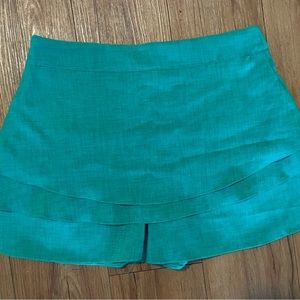 Shorts skirt, the sensuality of the skirt with the practicality of shorts